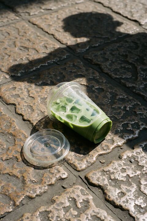 泼洒抹茶街头手机照片